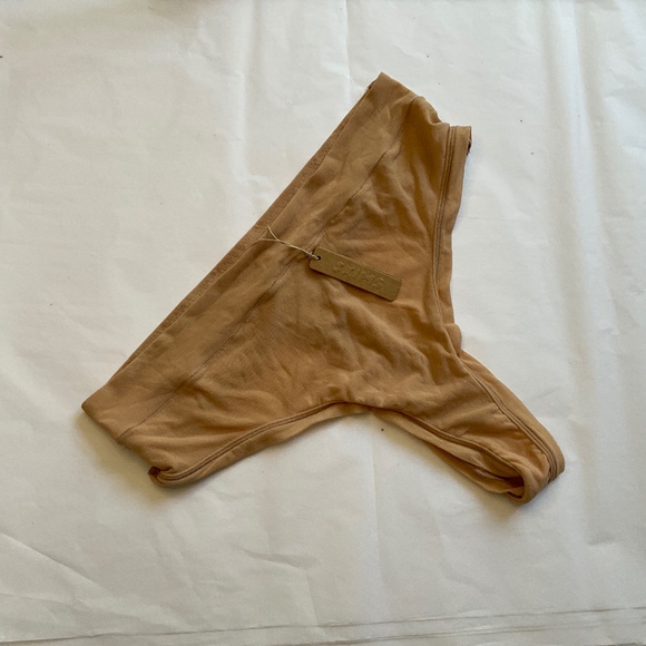 #906, 877-883 NWT SKIMS HIGH WAISTED THONG COLOR: CLAY SIZE: 4X - Picture 1 of 2